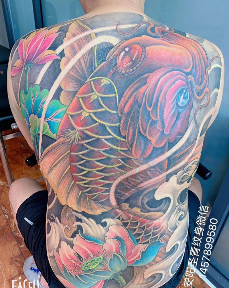 后背彩色鱼纹身图片_老传统纹身图案