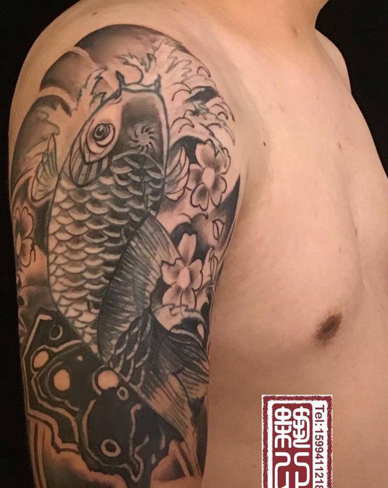 修改旧图纹身图片_肩部老传统纹身图案