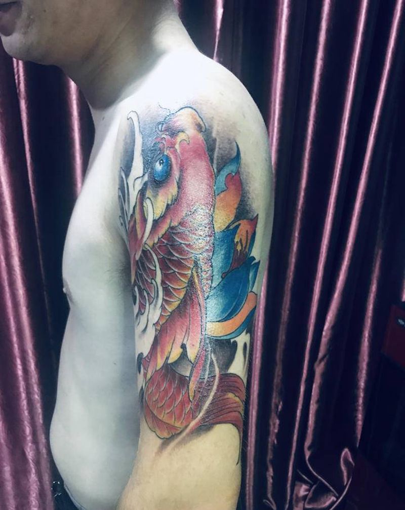 锦鲤纹身图片_手臂新传统纹身图案