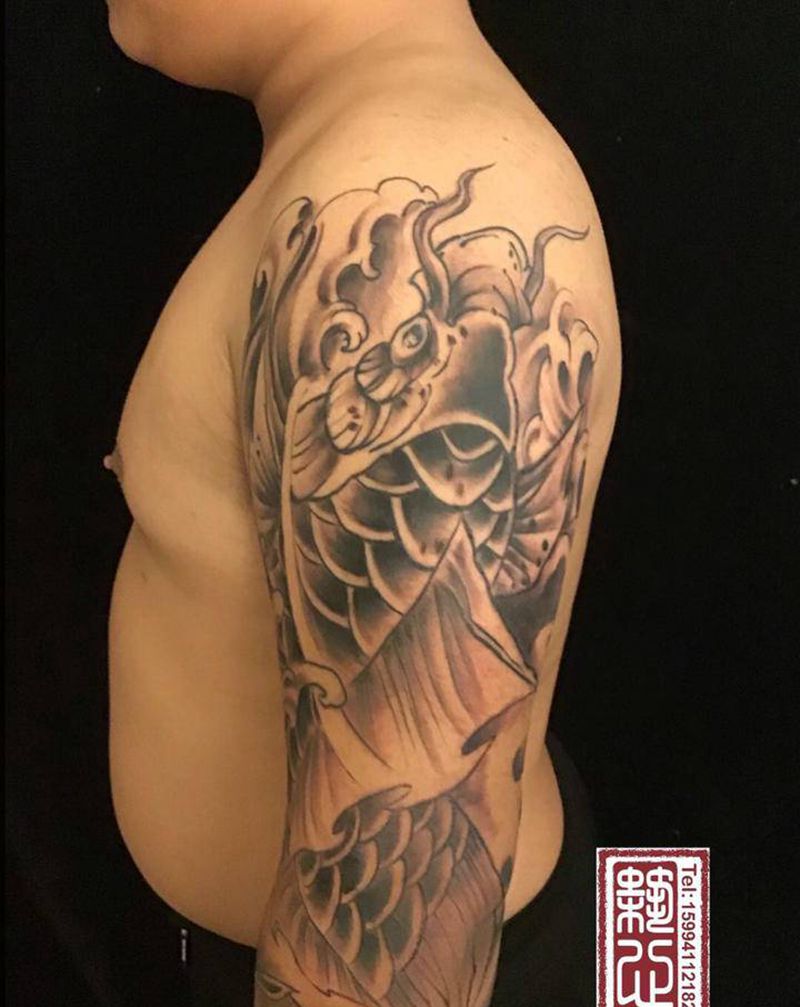 原创花臂，连年有余。纹身图片_手臂新传统纹身图案