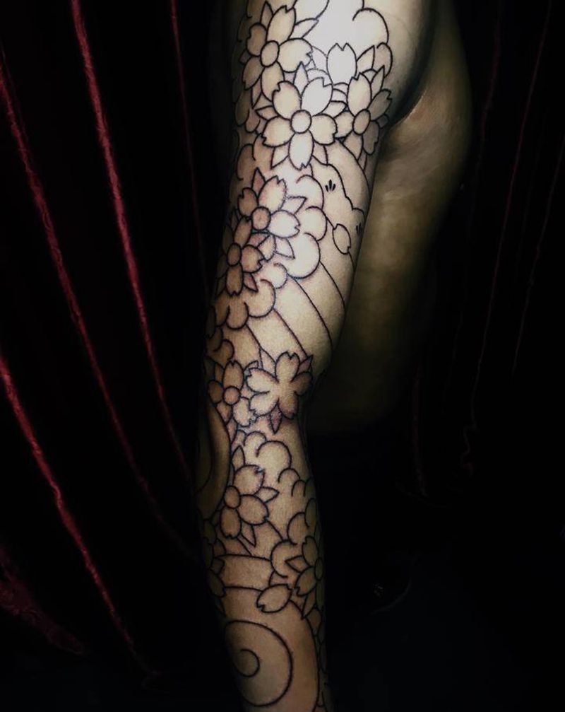 樱花臂线条纹身图片_手臂老传统纹身图案
