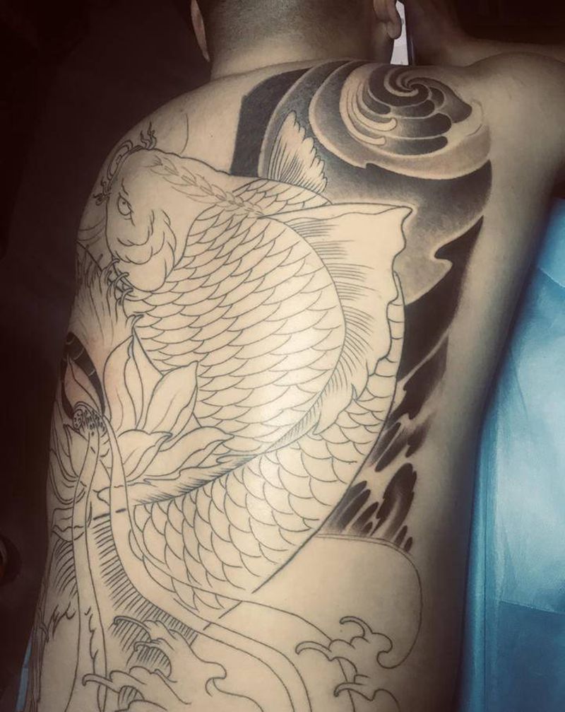 满背鲤鱼纹身图片_背部新传统纹身图案