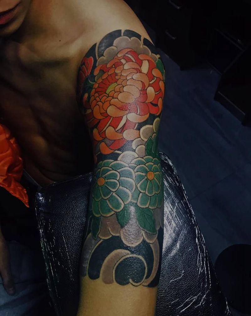 老传统菊花大臂纹身图片_手臂老传统纹身图案