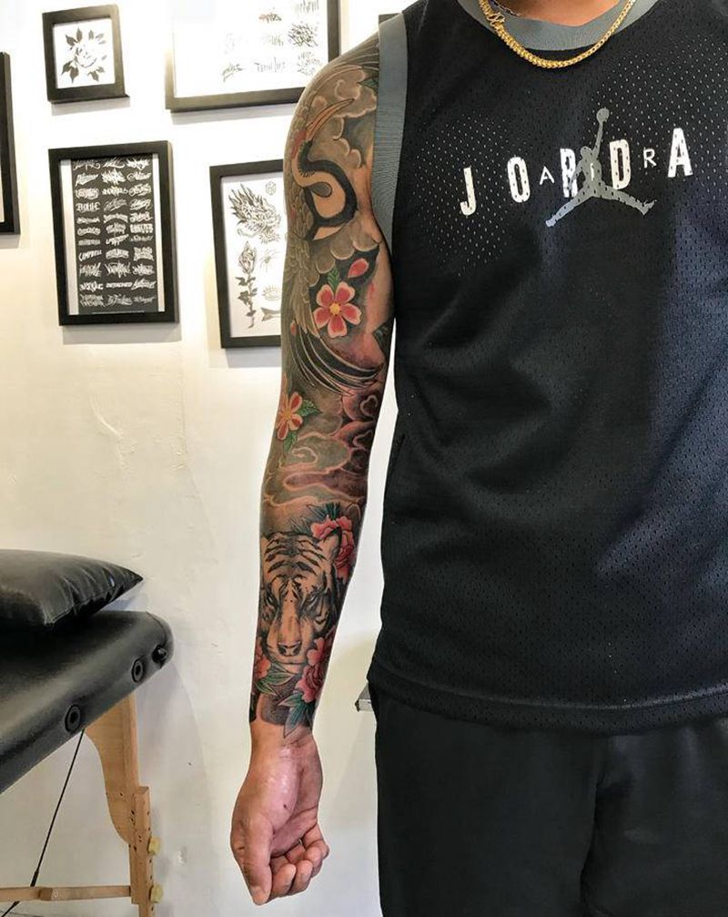 老虎小臂拼接纹身图片_手臂老传统欧美写实纹身图案