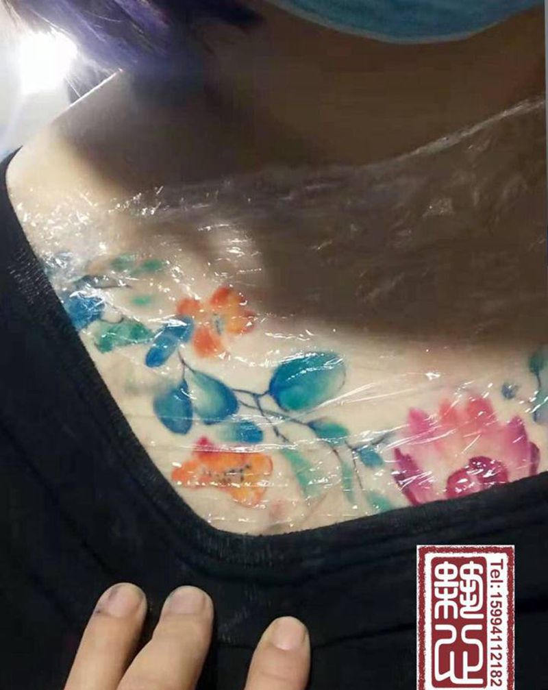 胸花纹身图片_胸部水彩水墨纹身图案