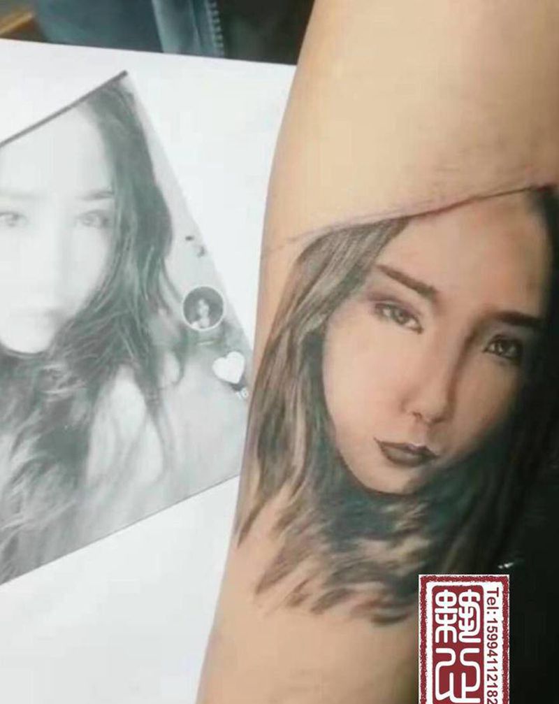 女友纹身图片_臀部欧美写实纹身图案