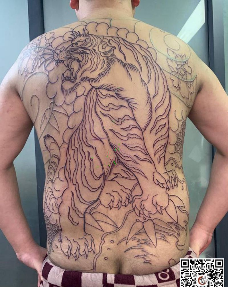 满背虎。纹身图片_老传统纹身图案