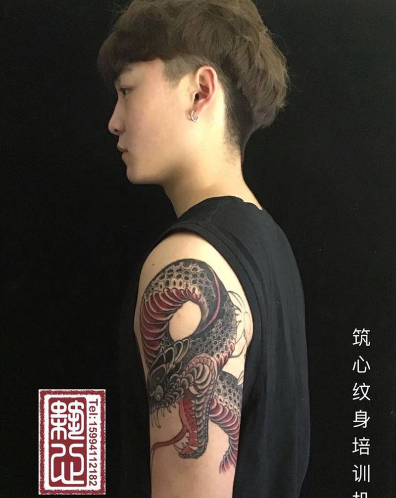 蛇纹身图片_手臂老传统纹身图案