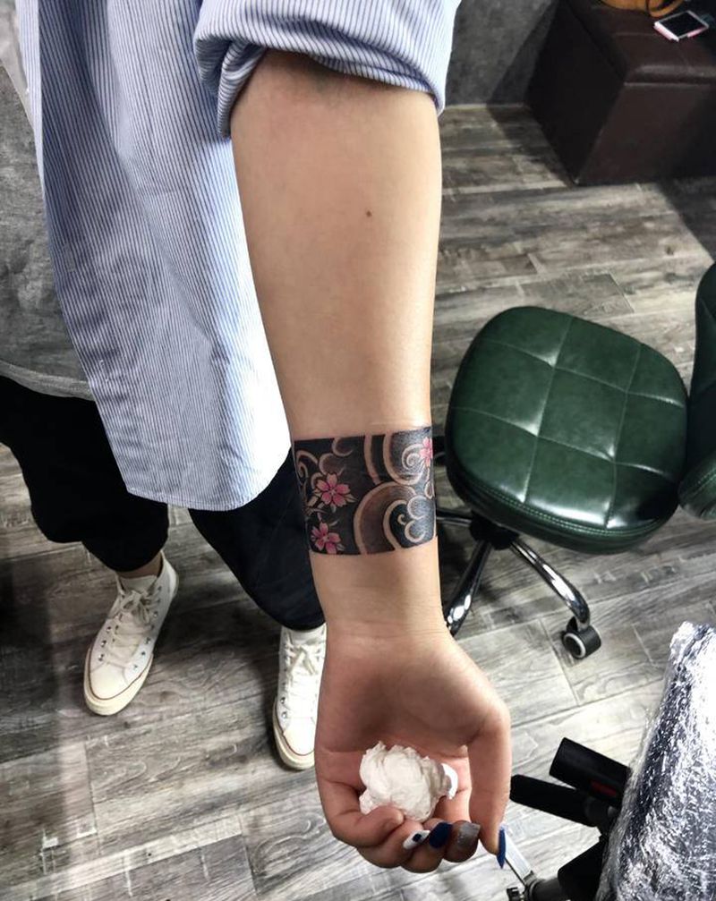 臂环疤痕遮盖纹身图片_手臂老传统纹身图案