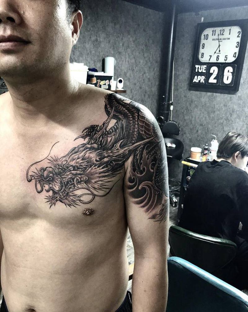 再见过肩神龙纹身图片_肩部胸部新传统纹身图案