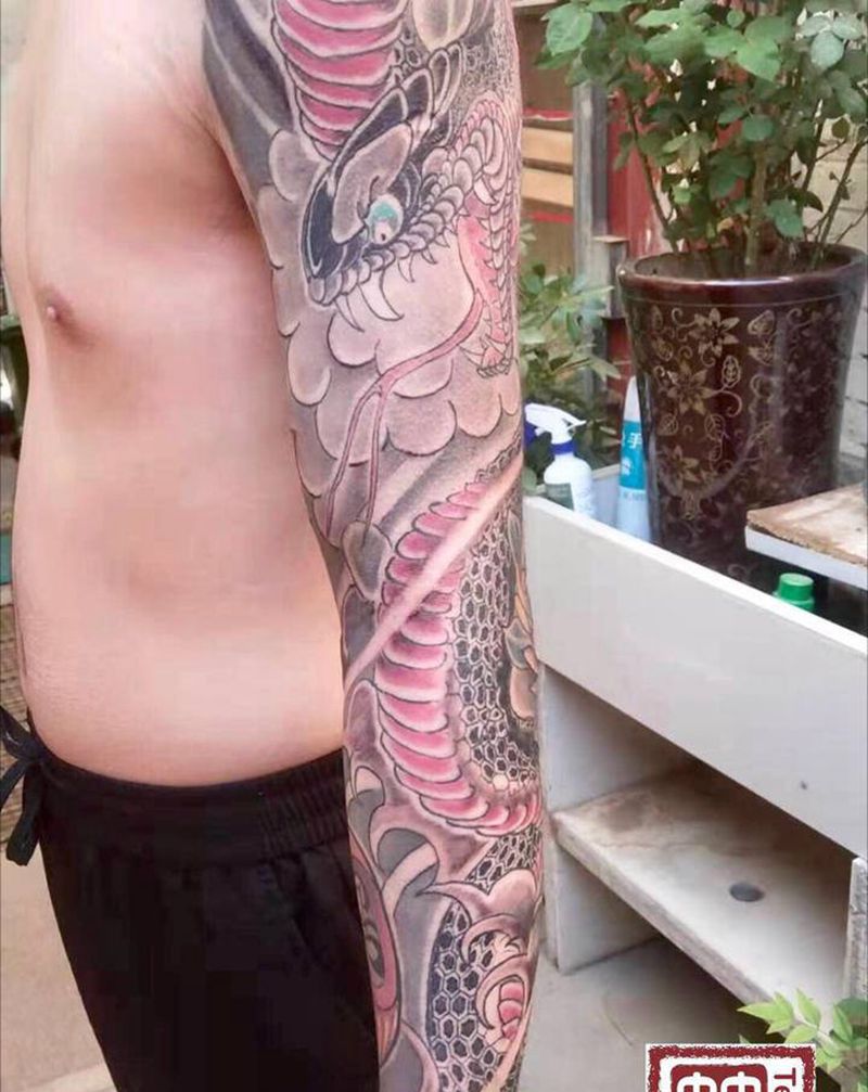 花臂蛇纹身图片_手臂老传统纹身图案