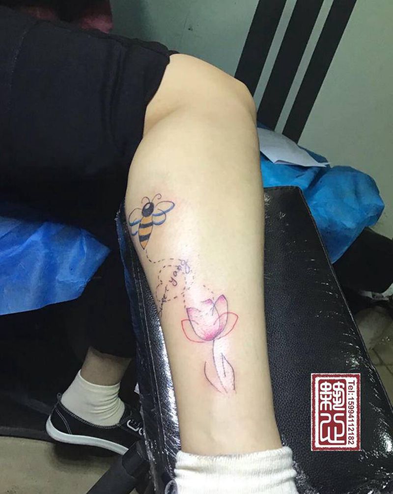 小蜜蜂纹身图片_腿部水彩纹身图案