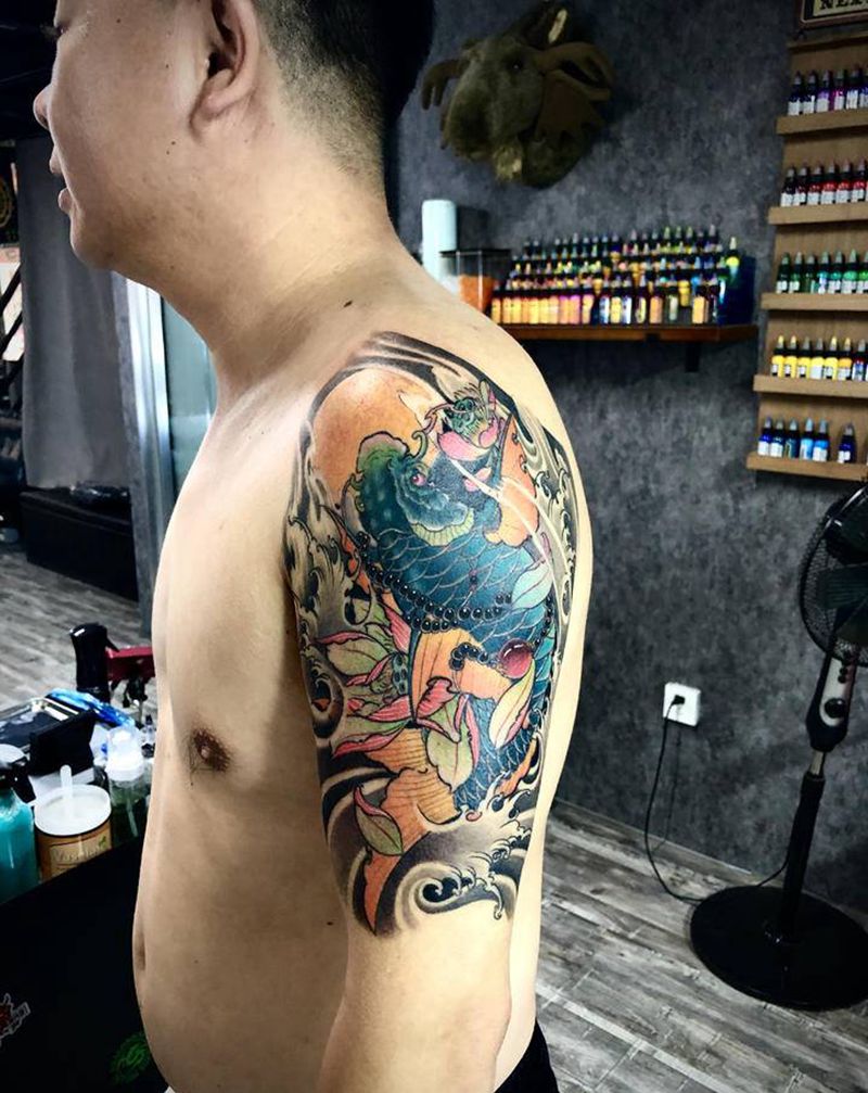 鱼纹身图片_手臂新传统纹身图案