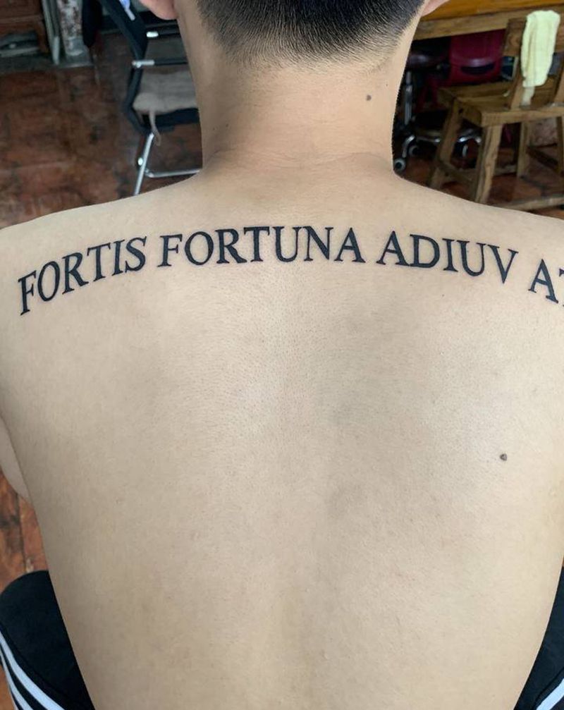 字母纹身图片_背部纹身图案