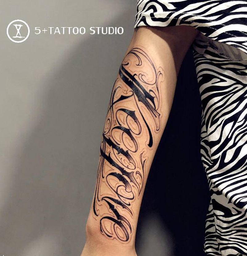 保持热爱纹身图片_手臂花体字纹身图案