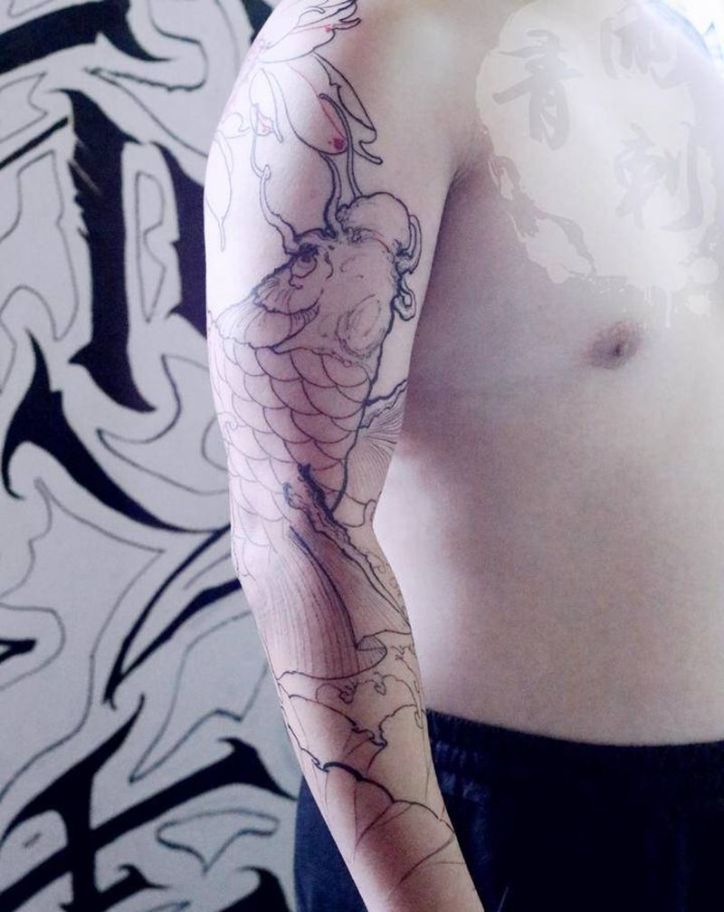 鸿运当头纹身图片_肩部手臂新传统鱼鲤鱼纹身图案