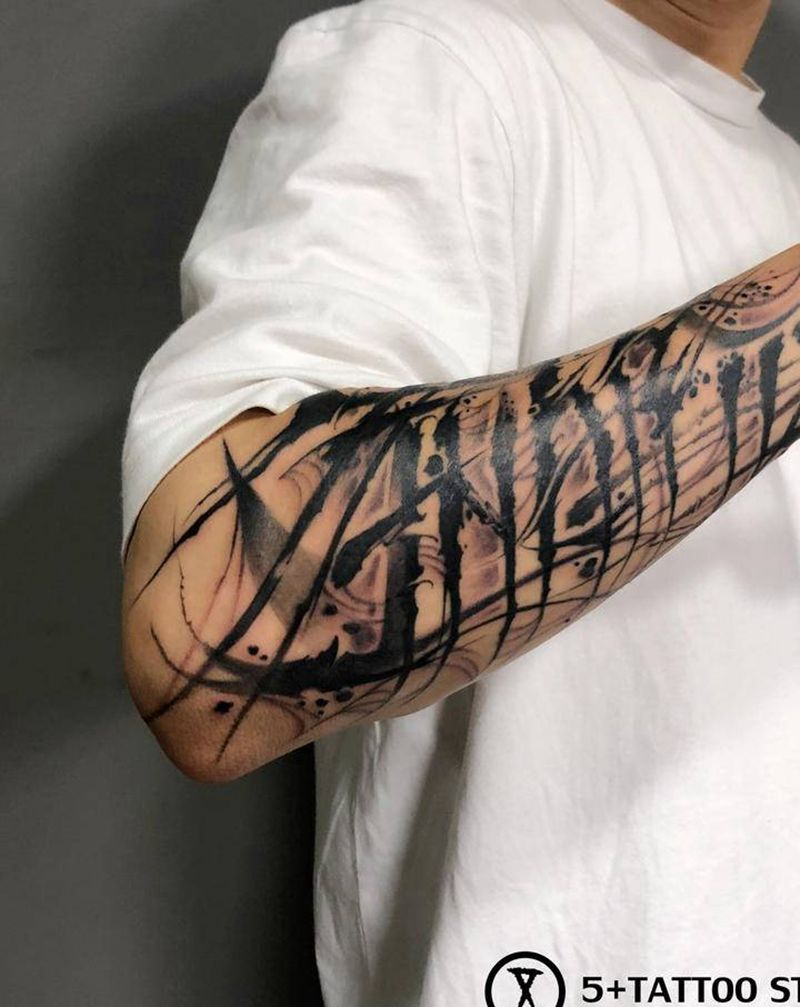 混乱纹身图片_手臂花体字纹身图案