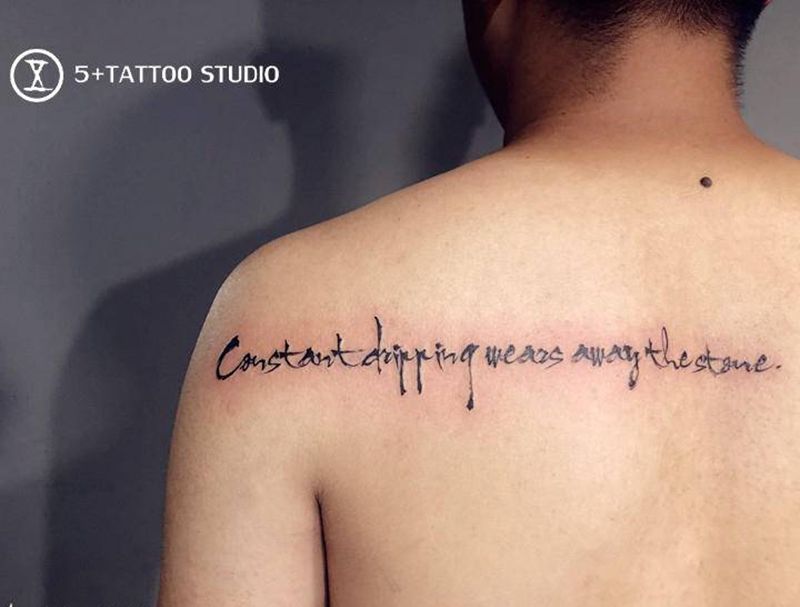 励志名言纹身图片_背部花体字纹身图案