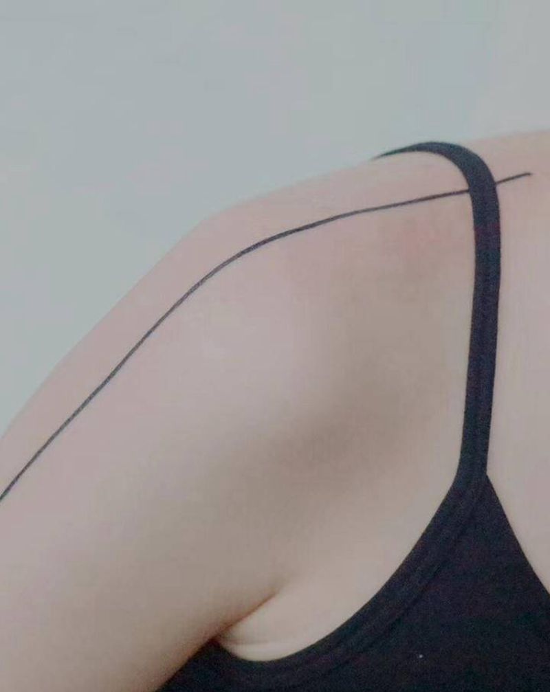 直线纹身图片_手臂肩部几何纹身图案