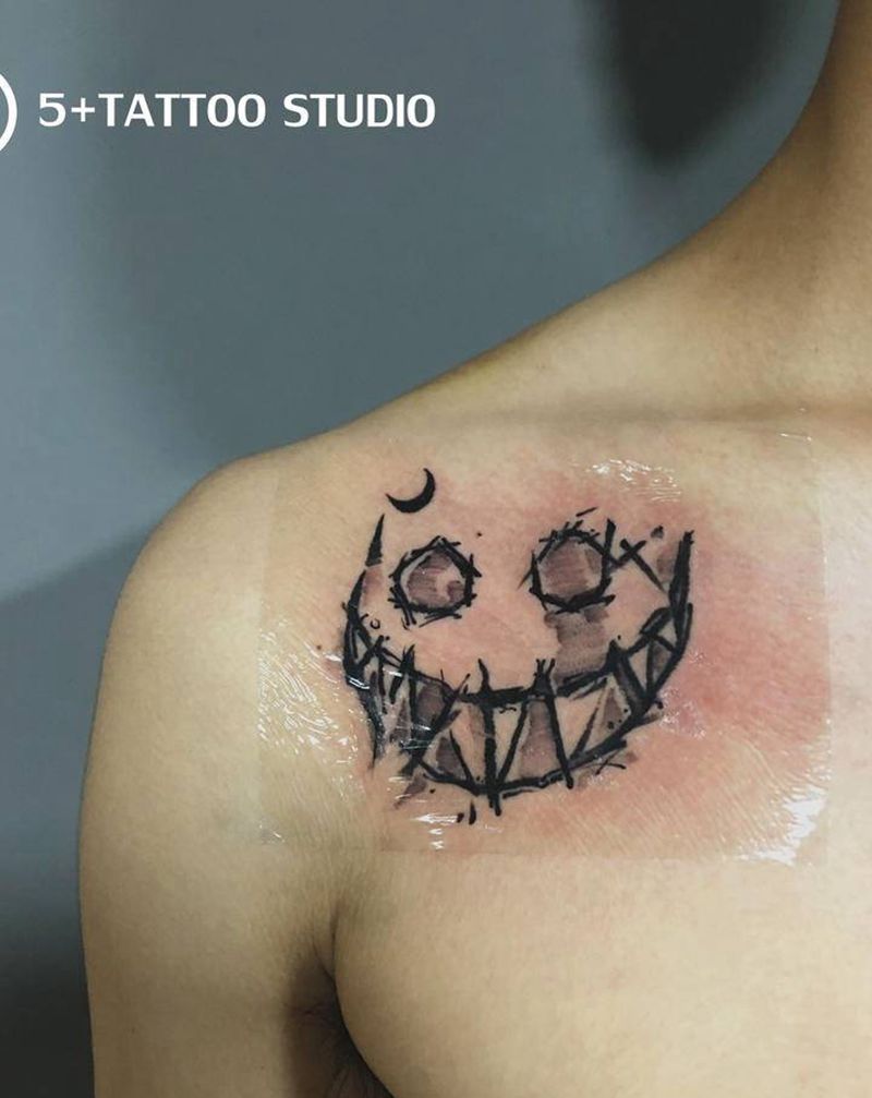 龇牙咧嘴纹身图片_胸部图腾纹身图案