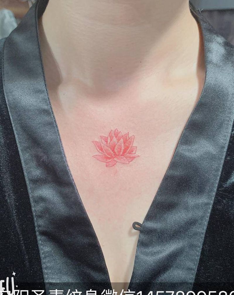 花完成纹身图片_胸部水彩纹身图案