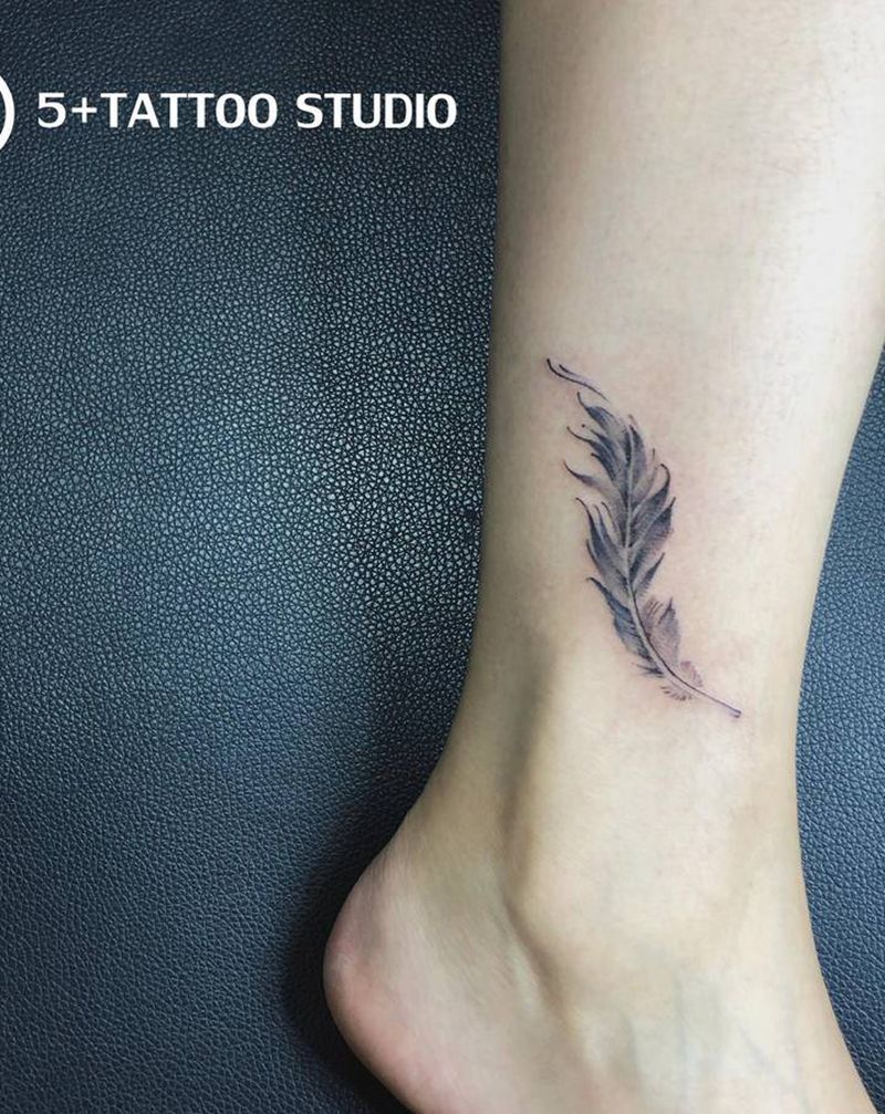 小羽毛纹身图片_脚部点刺纹身图案