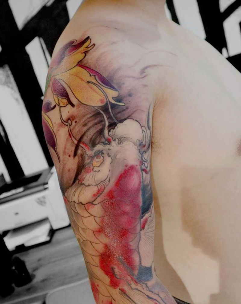 鸿运当头纹身图片_手臂肩部新传统水墨鱼鲤鱼锦鲤纹身图案