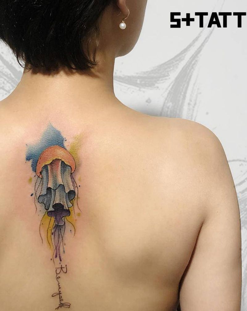抓水母纹身图片_背部水彩纹身图案