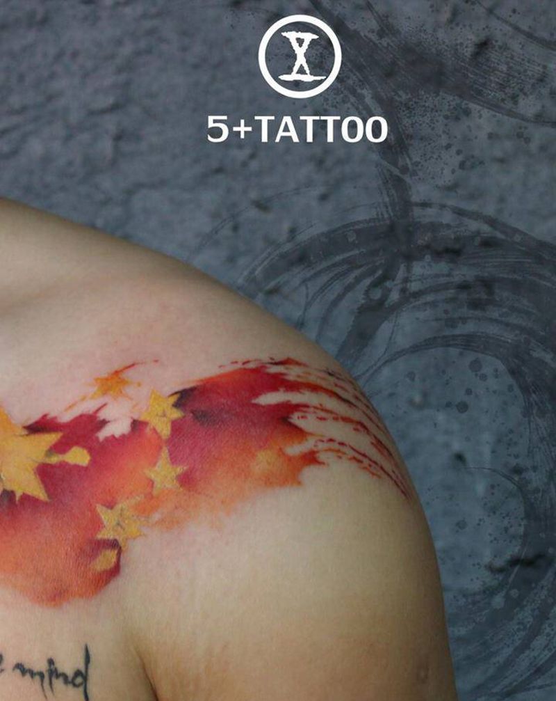 国旗纹身图片_胸部水墨纹身图案