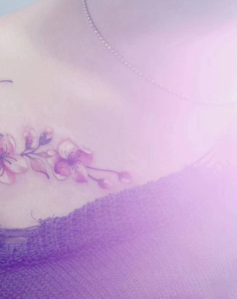 写实桃花纹身图片_肩部欧美写实纹身图案