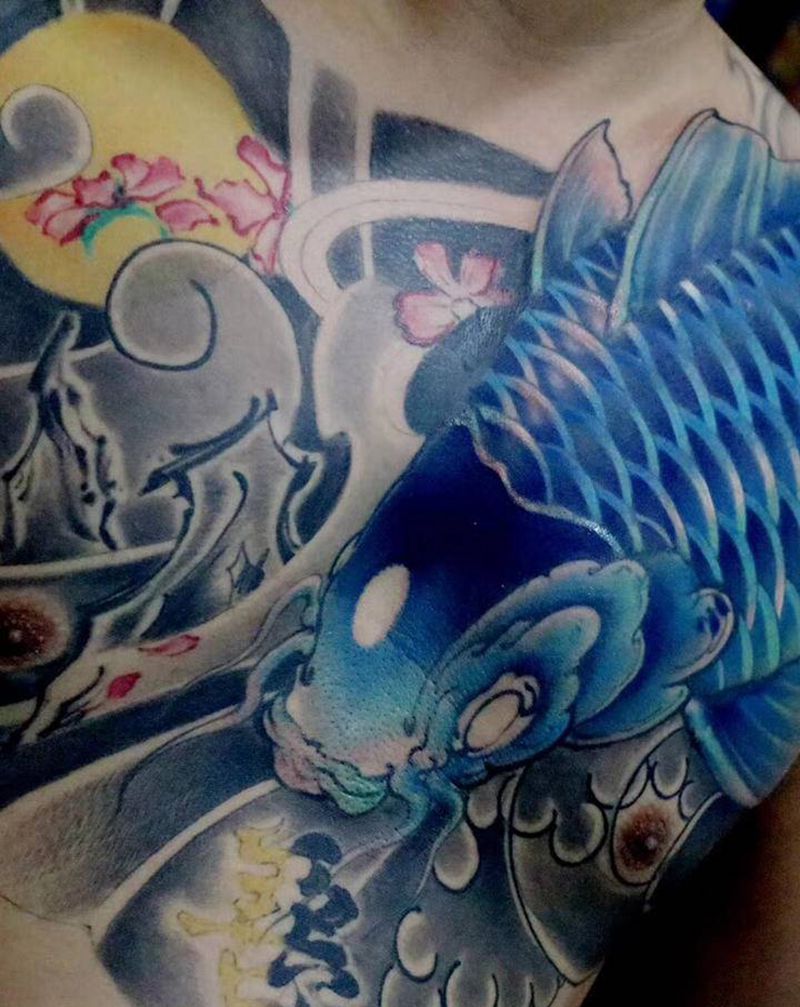 修改锦鲤纹身图片_胸部新传统老传统纹身图案