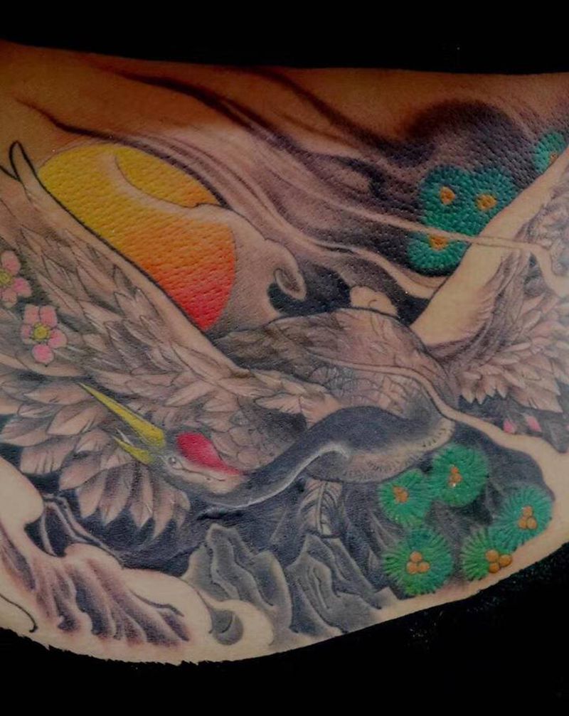 松鹤延年纹身图片_腰部背部新传统纹身图案