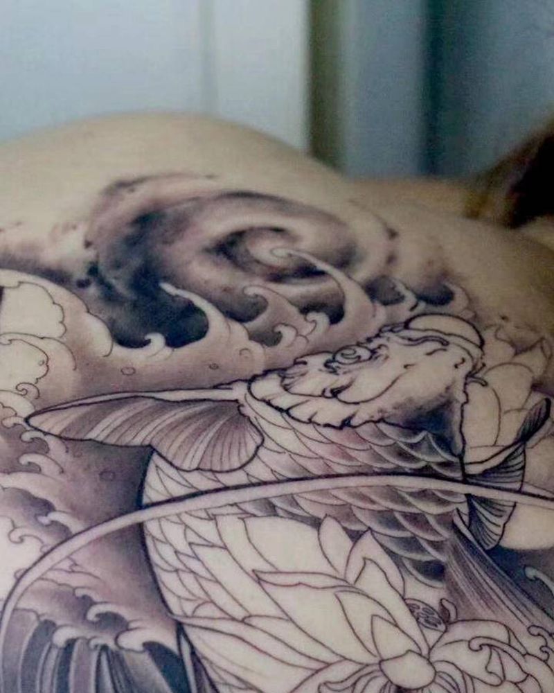 锦鲤纹身图片_背部新传统纹身图案