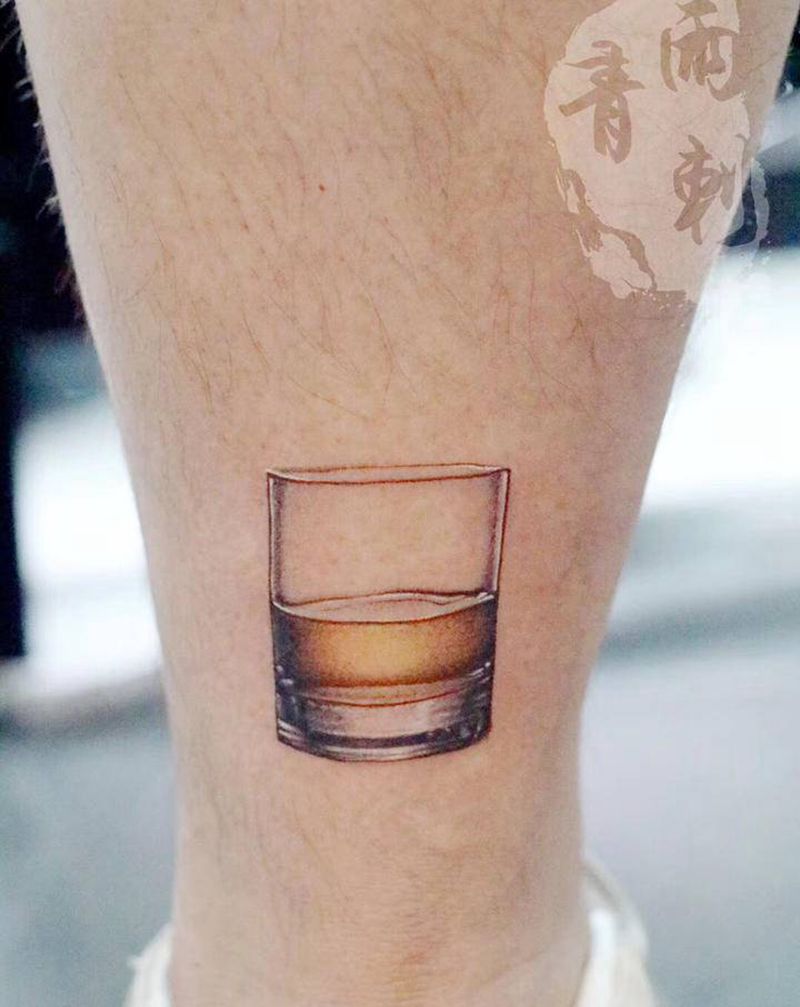 写实小酒杯纹身图片_腿部欧美写实纹身图案