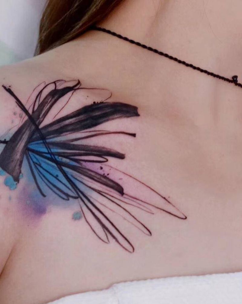 蝶纹身图片_肩部水彩纹身图案