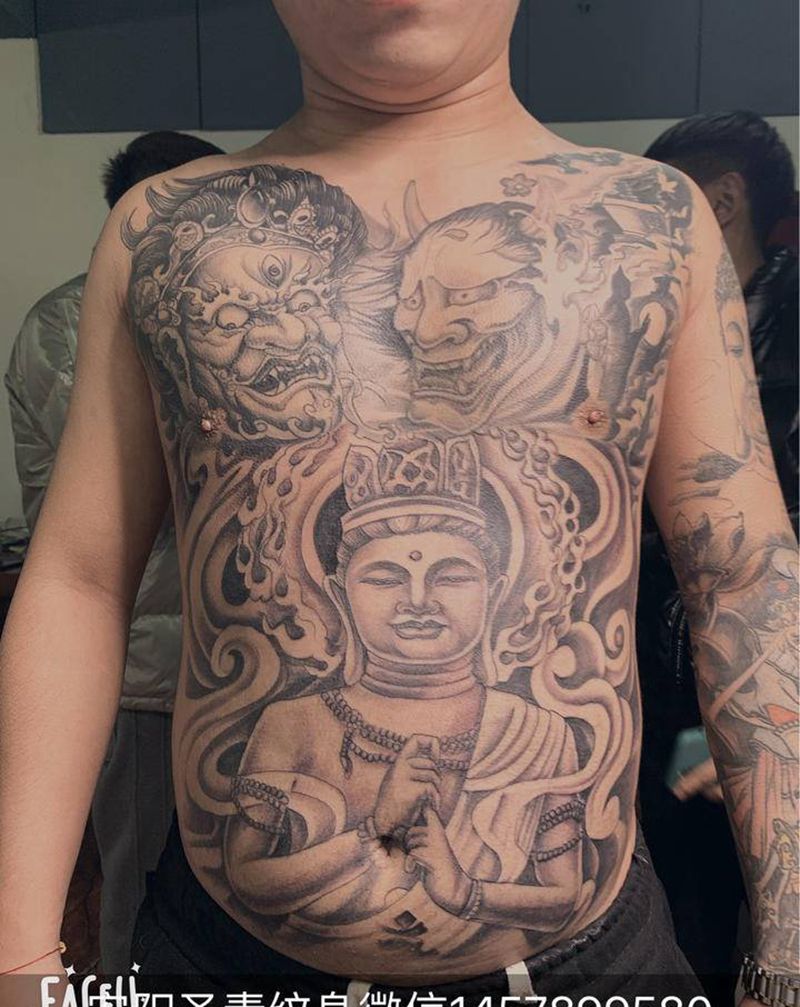 前胸纹身图片_胸部纹身图案