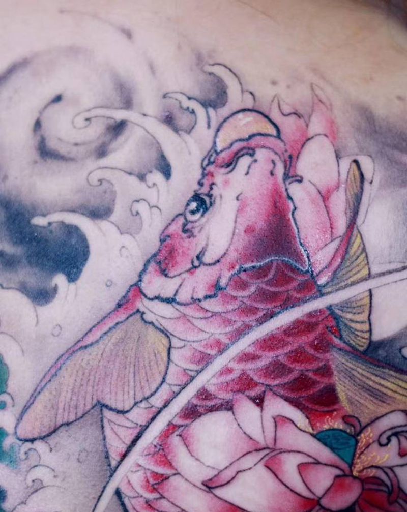 锦纹身图片_肩部背部新传统鱼锦鲤纹身图案