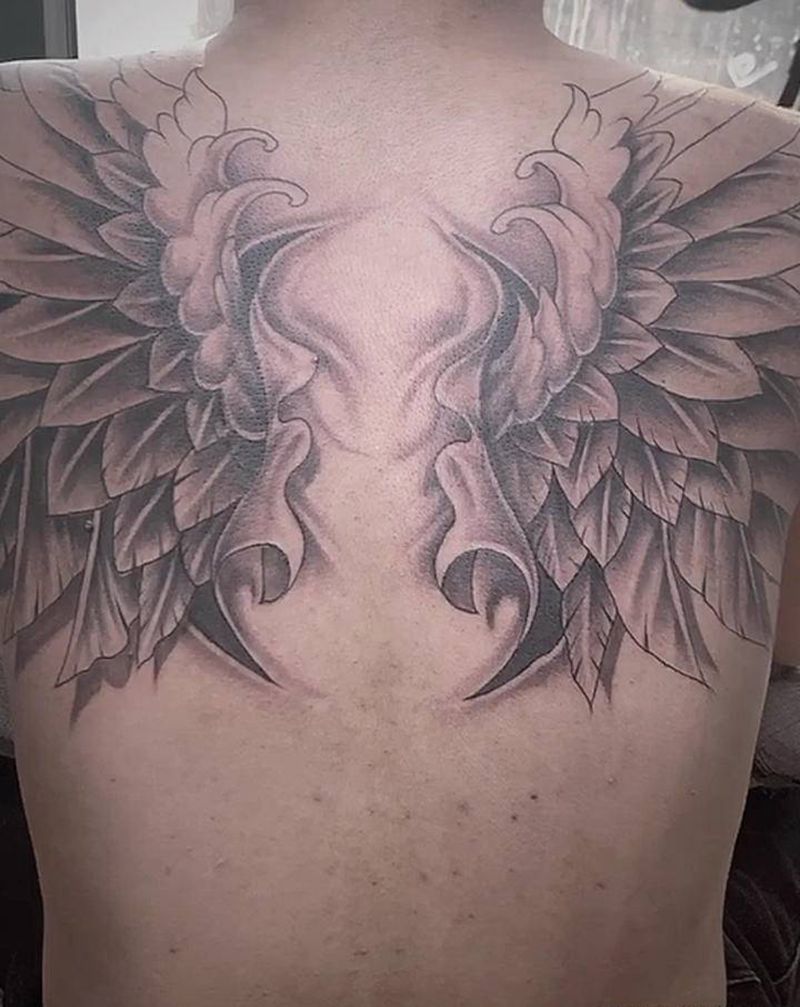 翅膀纹身图片_背部纹身图案