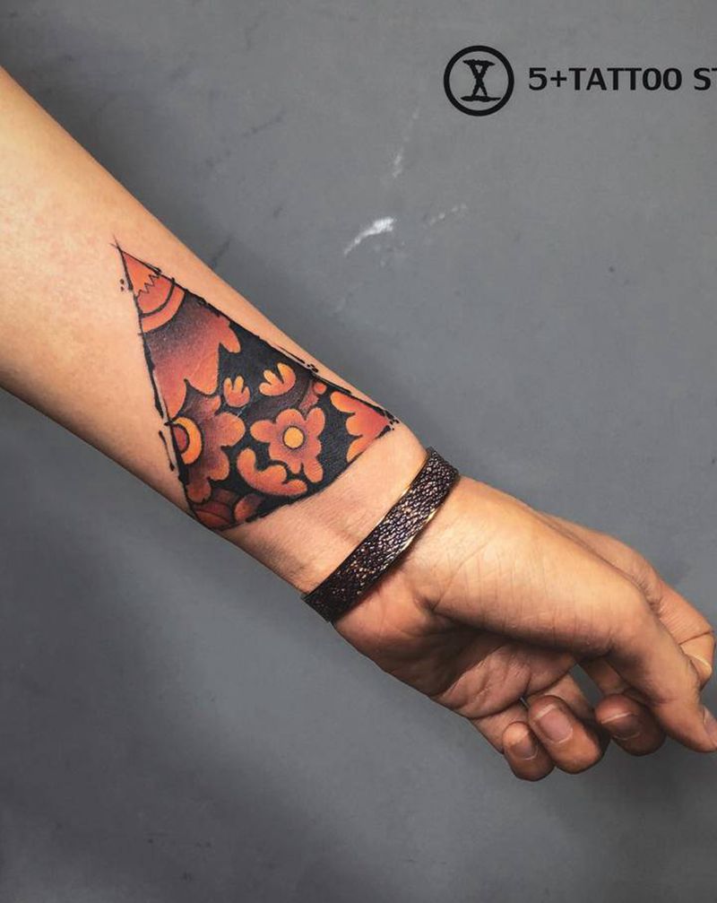 小红花遮盖纹身图片_手臂New School纹身图案