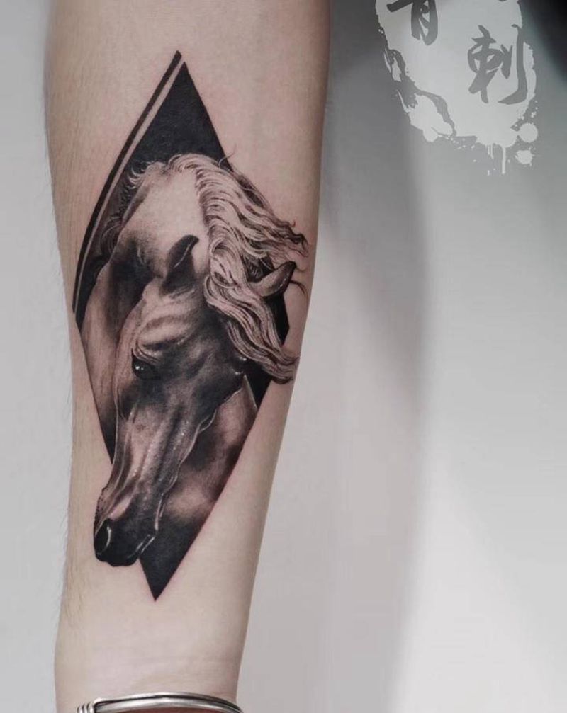 骏马纹身图片_手臂欧美写实纹身图案