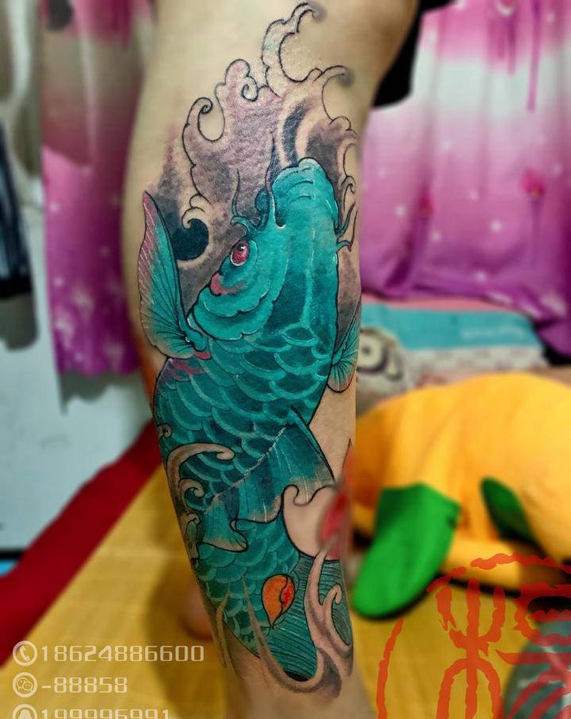 小腿鲤鱼纹身图片_腿部脚部新传统纹身图案