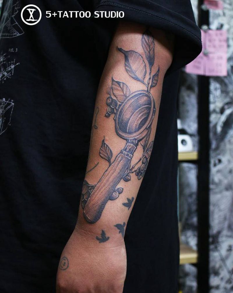 咖啡小哥纹身图片_手臂点刺纹身图案