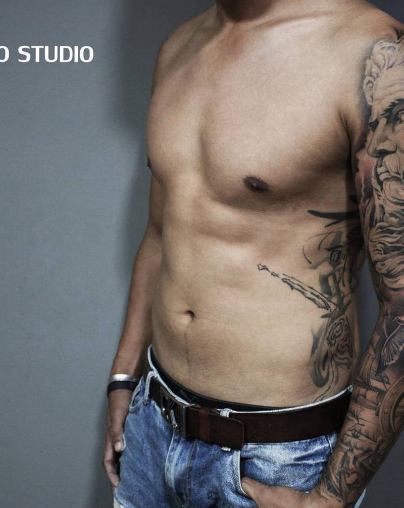 大海航行靠舵手纹身图片_手臂欧美写实纹身图案