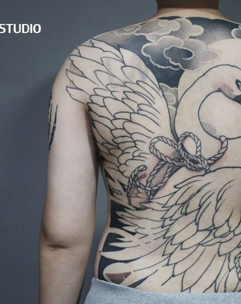 鹅鹅鹅纹身图片_背部老传统新传统纹身图案