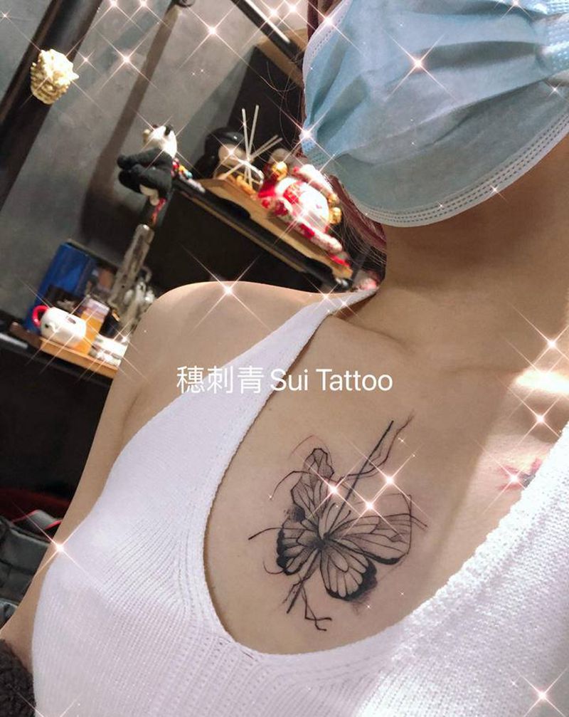 蝴蝶纹身图片_胸部点刺纹身图案