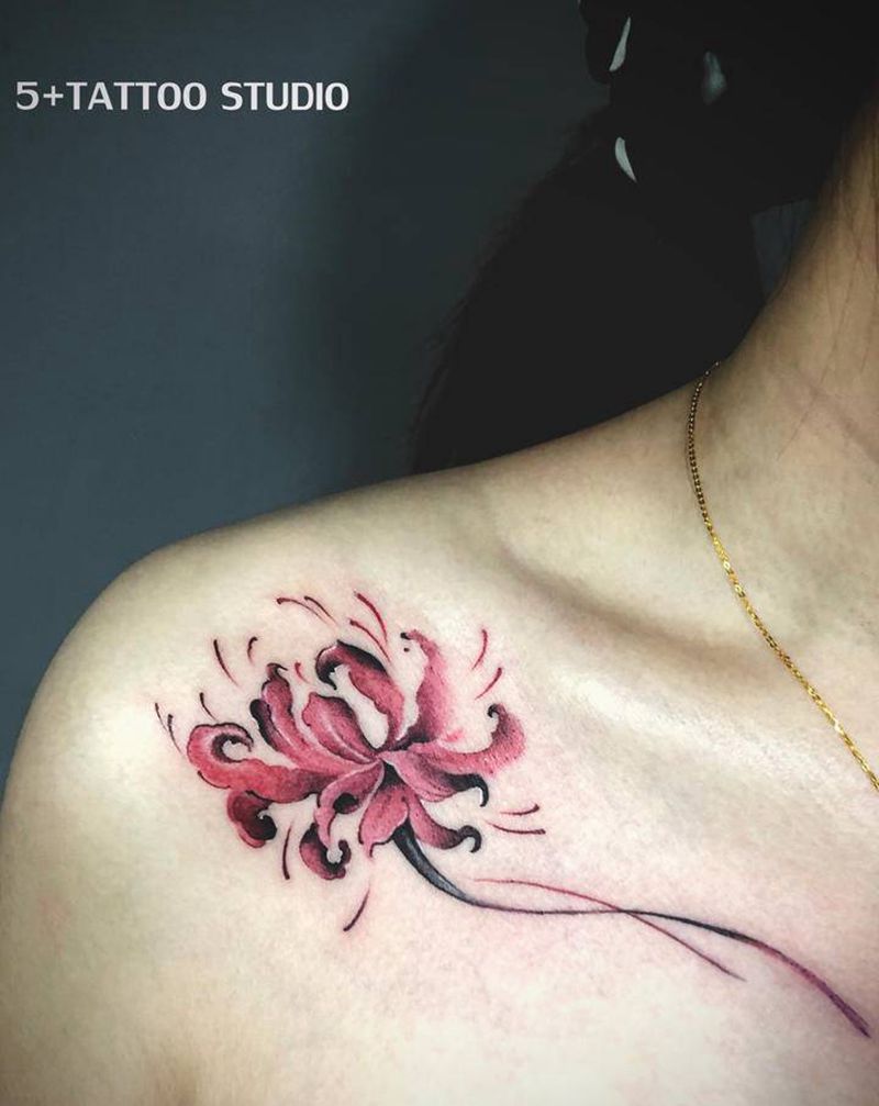 彼岸花纹身图片_肩部胸部水彩纹身图案