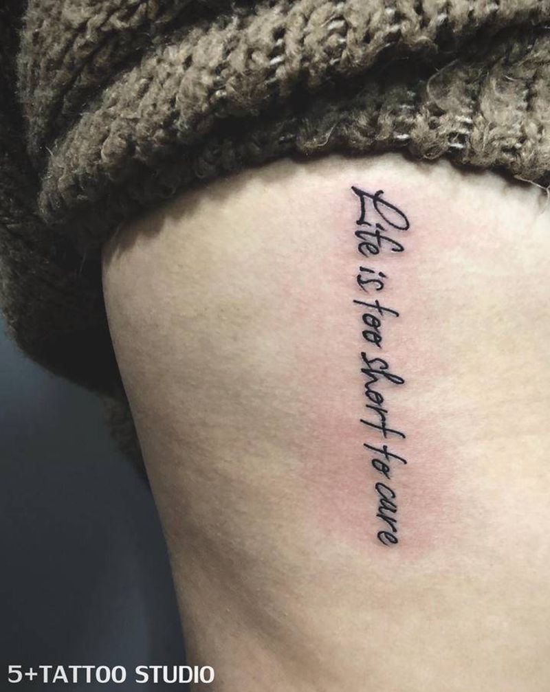 小字母纹身图片_腰部花体字纹身图案