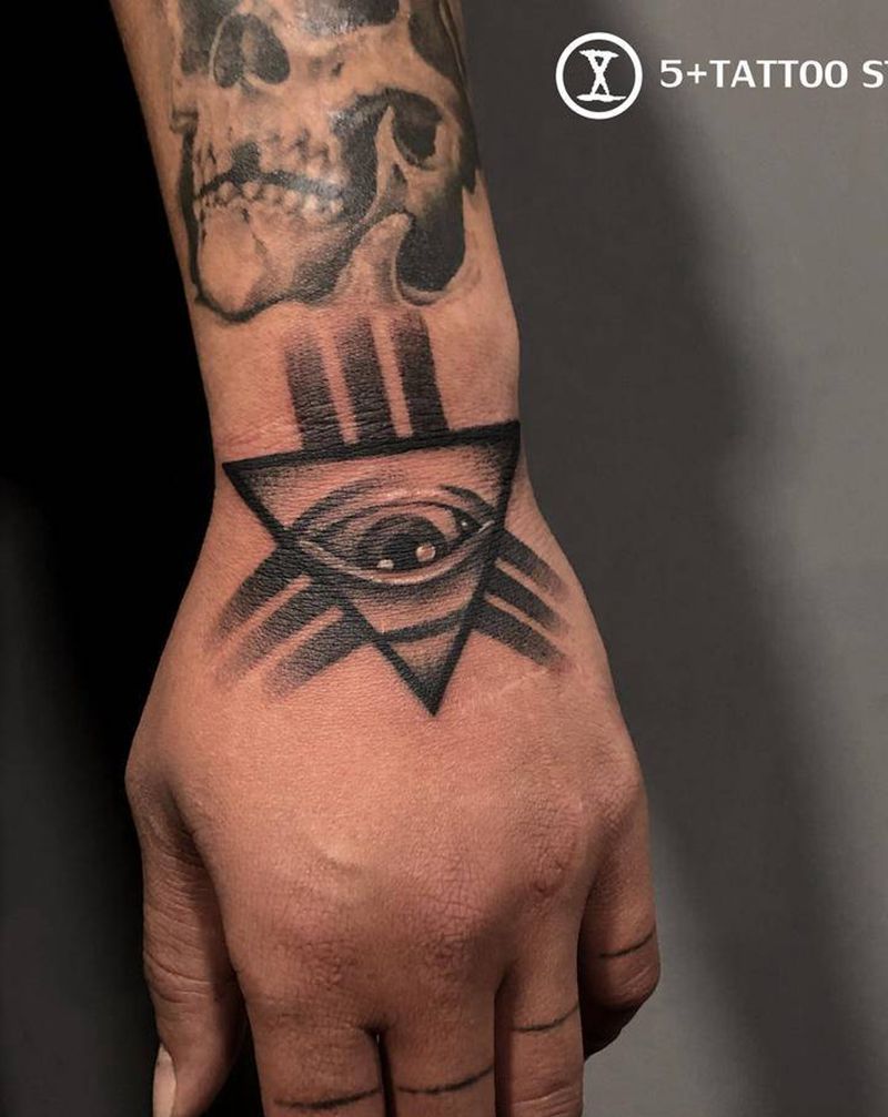 大眼睛纹身图片_手部点刺纹身图案