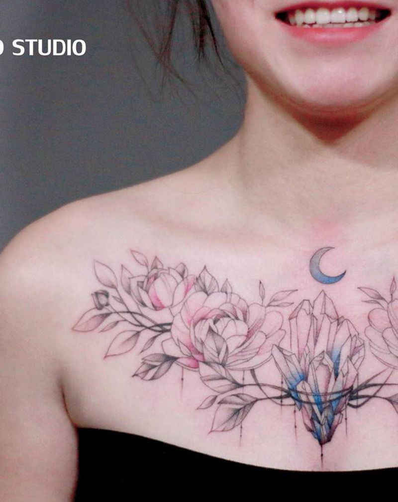 城里的女人就是白纹身图片_胸部水彩纹身图案