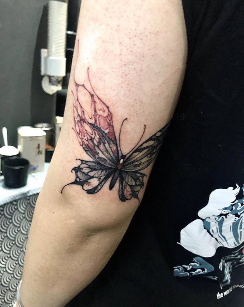 蝴蝶纹身图片_手臂腿部欧美写实点刺蝴蝶纹身图案